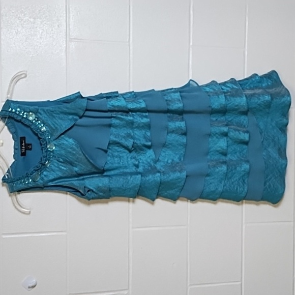 Elegant Teal Sleeveless Layered Dress - Picture 15 of 15